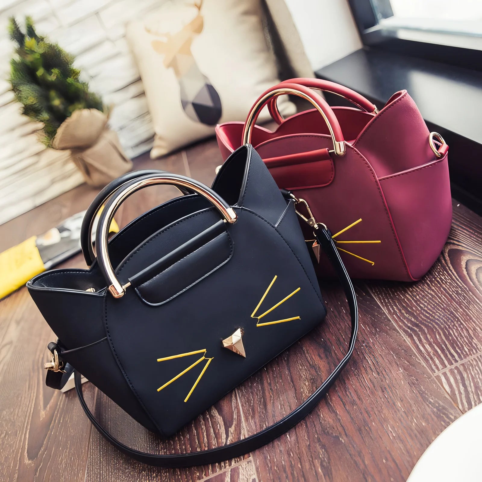 Borse a tema gatto originali – shopper gatto, zaini con orecchie feline e borse a tracolla simpatiche per veri cat lover.
