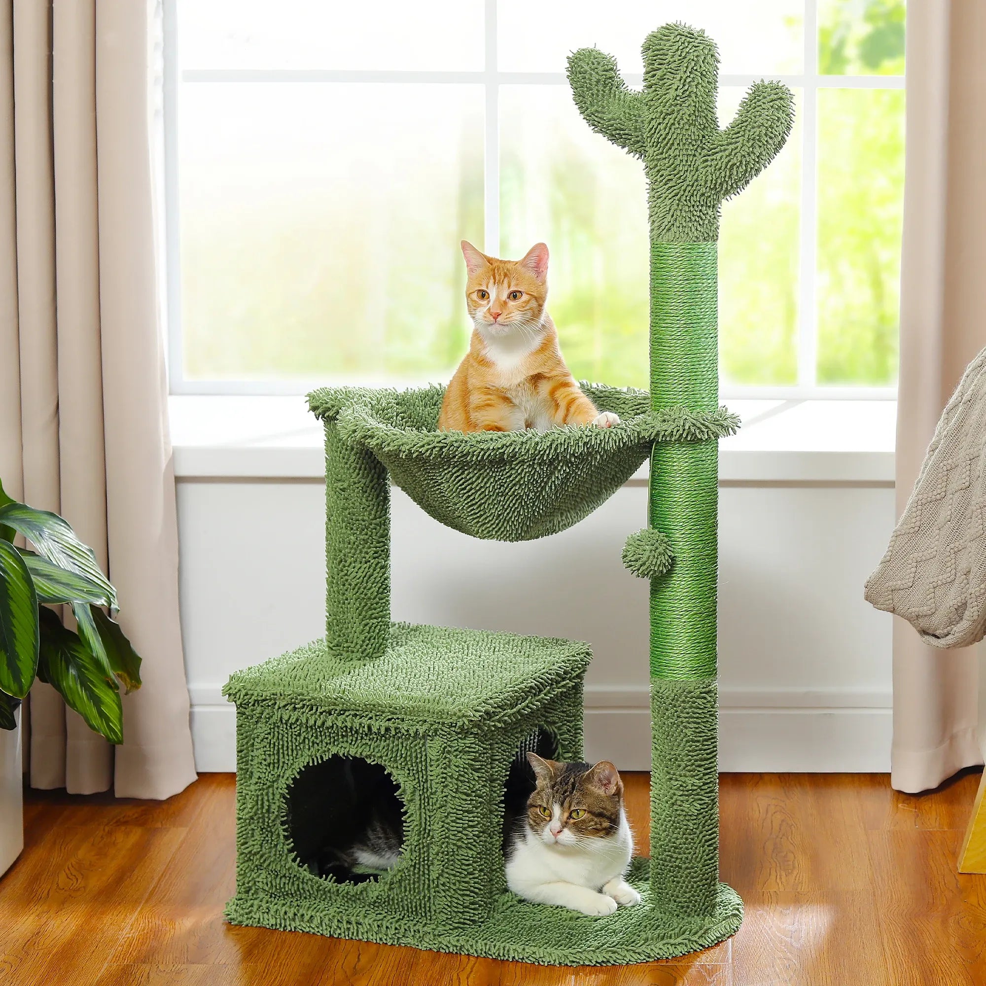 Gatti che giocano e riposano sull’albero tiragraffi CactusPaws™ design cactus