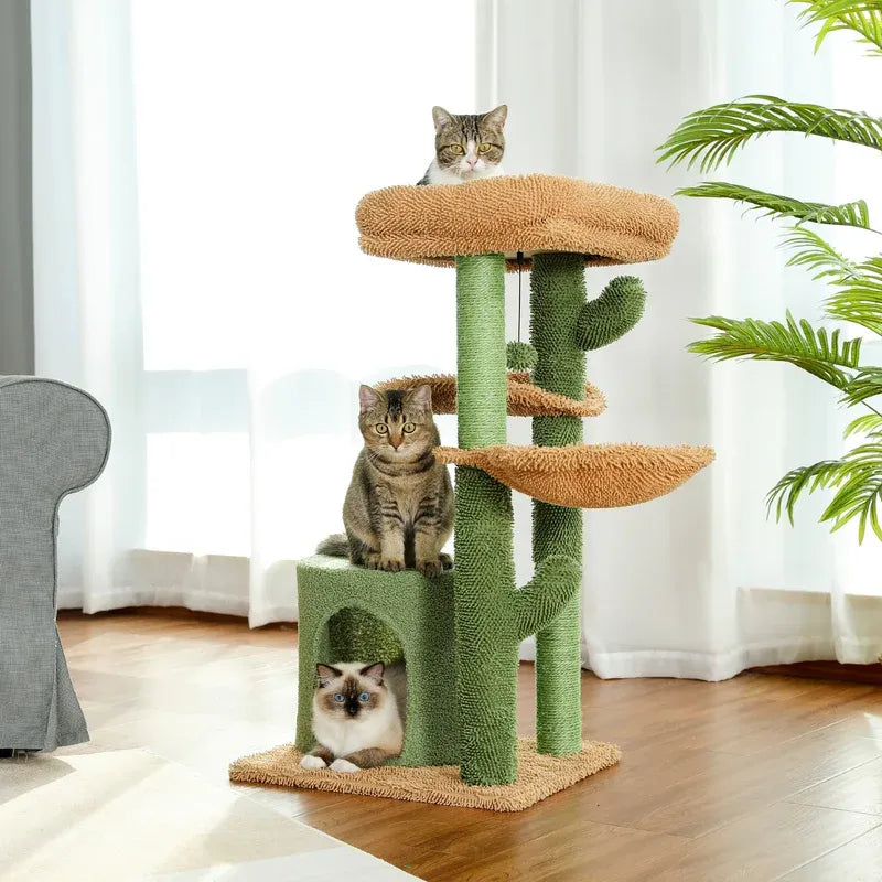 Due gatti che giocano e riposano sull’albero tiragraffi GreenNest verde multi-livello