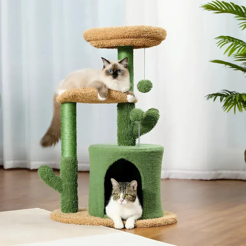 Albero tiragraffi GreenNest verde multi-livello con gatti in casa moderna