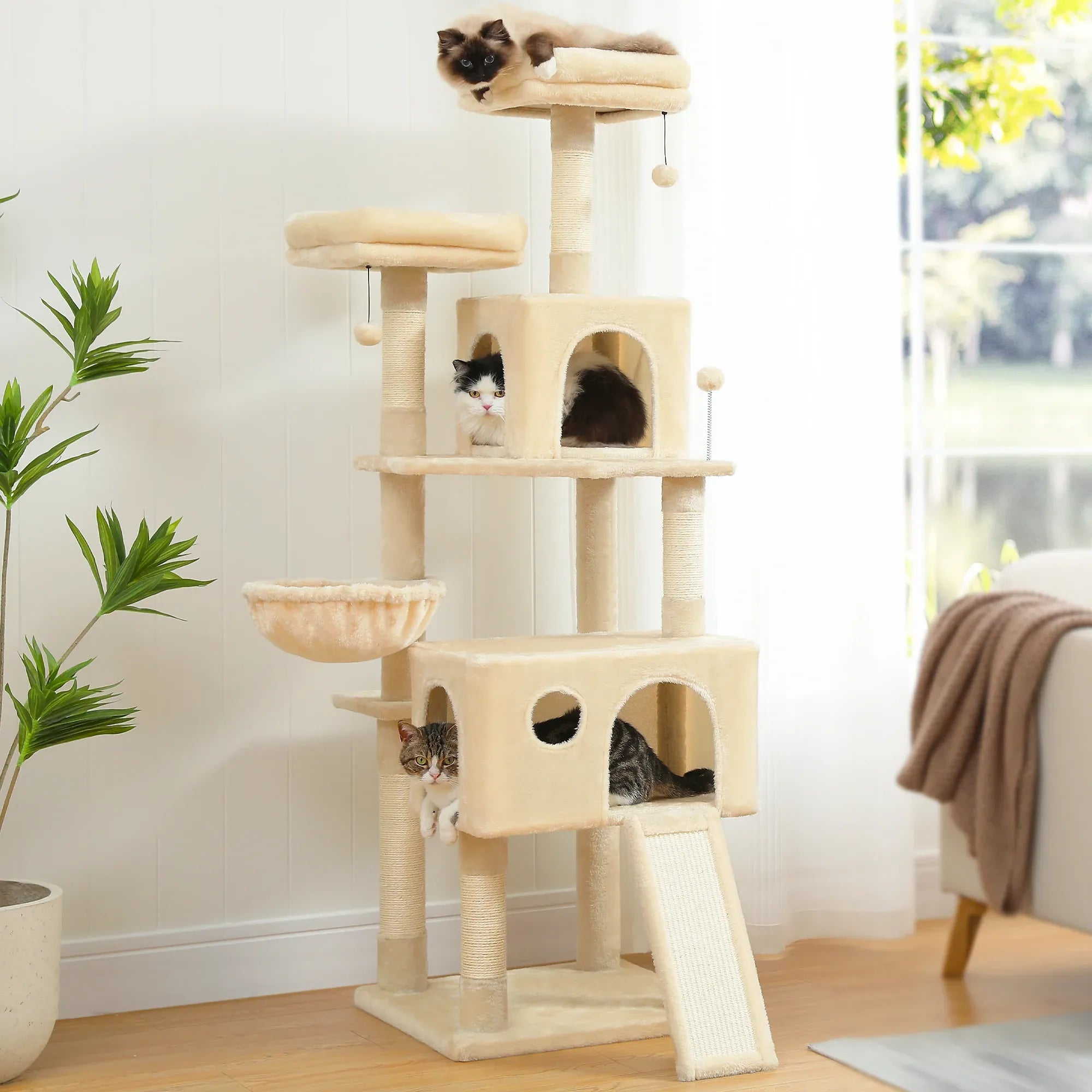 Albero tiragraffi beige MaxiClimb con letti soffici per gatti