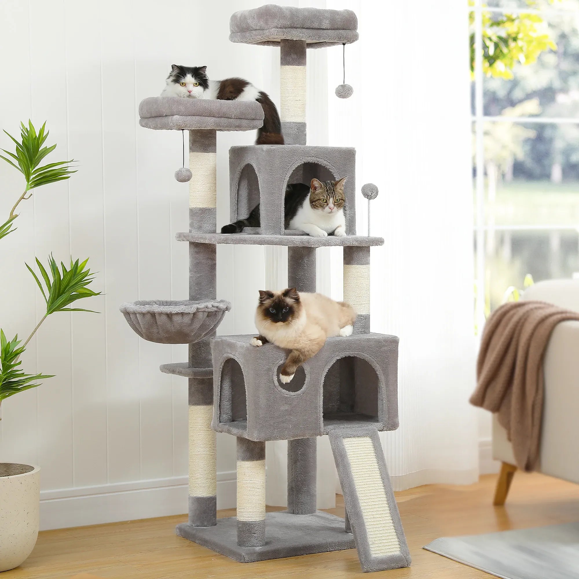 Albero tiragraffi MaxiClimb beige multi-livello per gatti con design moderno in soggiorno
