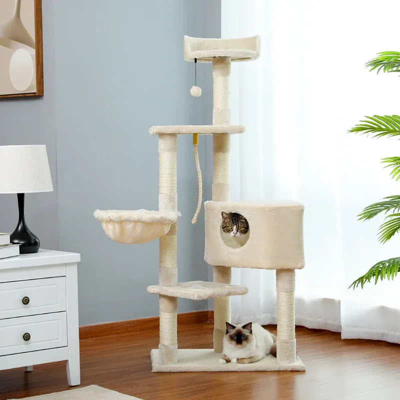 Gatto nella casetta morbida dell’albero SnowTower bianco e gatto a terra
