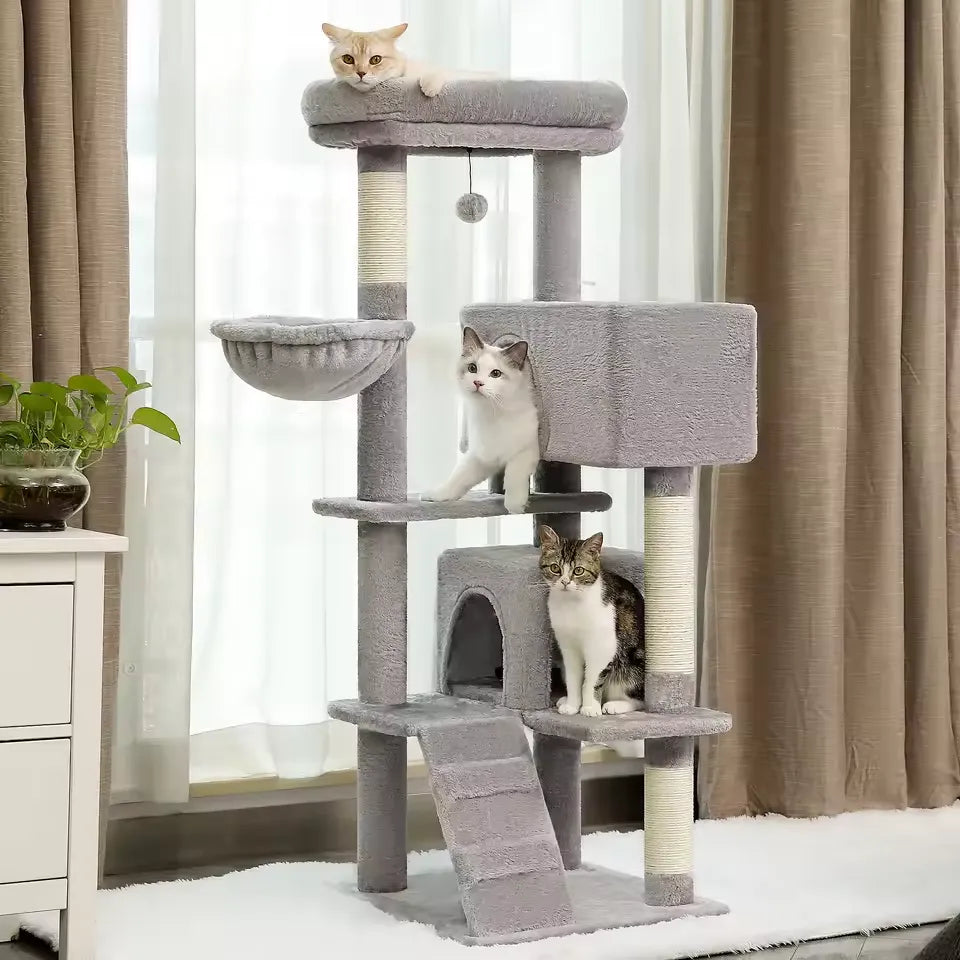 Albero tiragraffi per gatti 143 cm CozyTree™ grigio in salotto moderno con 2 casette e amaca